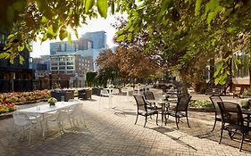 Doubletree By Hilton Montreal Hotel Exterior photo